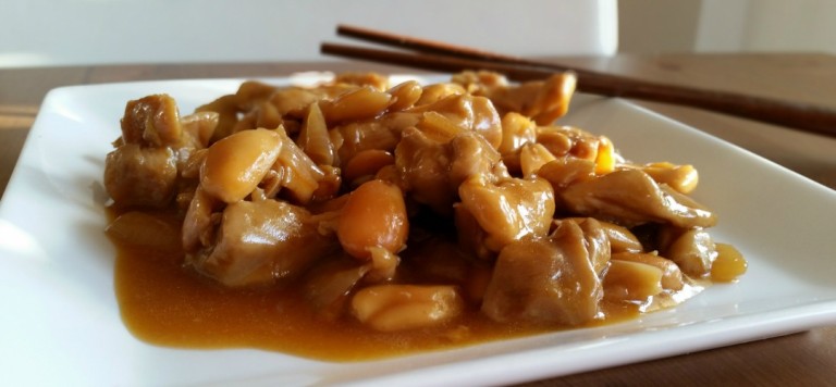 Plato de pollo con almendras listo parra degustar