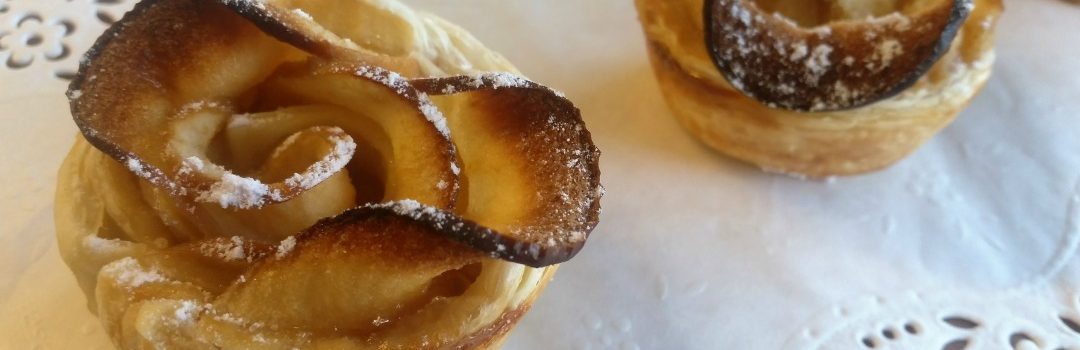 Rosas de hojaldre y manzana listas para degustar
