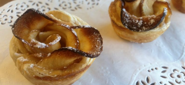 Rosas de hojaldre y manzana listas para degustar