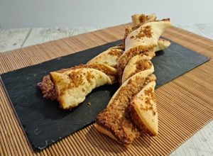 TRENZAS HOJALDRE Y ALMENDRA