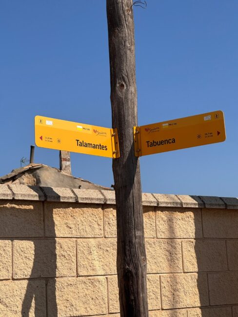 Poste señalizador del PR-Z 182 con las distancias a Talamantes y Tabuenca